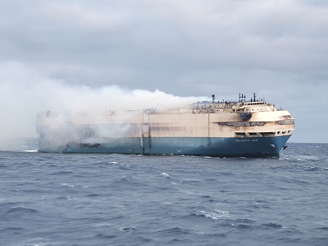El barco Felicity Ace cargado de coches de lujo sigue ardiendo